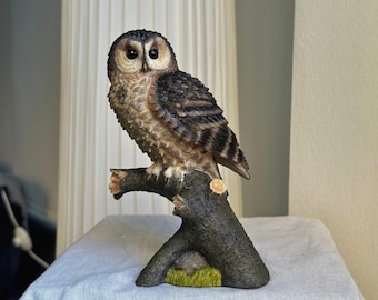 Figura de búho en rama: búho decorativo de resina pintado a mano