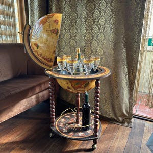 Chariot de bar vintage marron miel Globe - Design élégant de carte du monde pour le stockage de vins et spiritueux