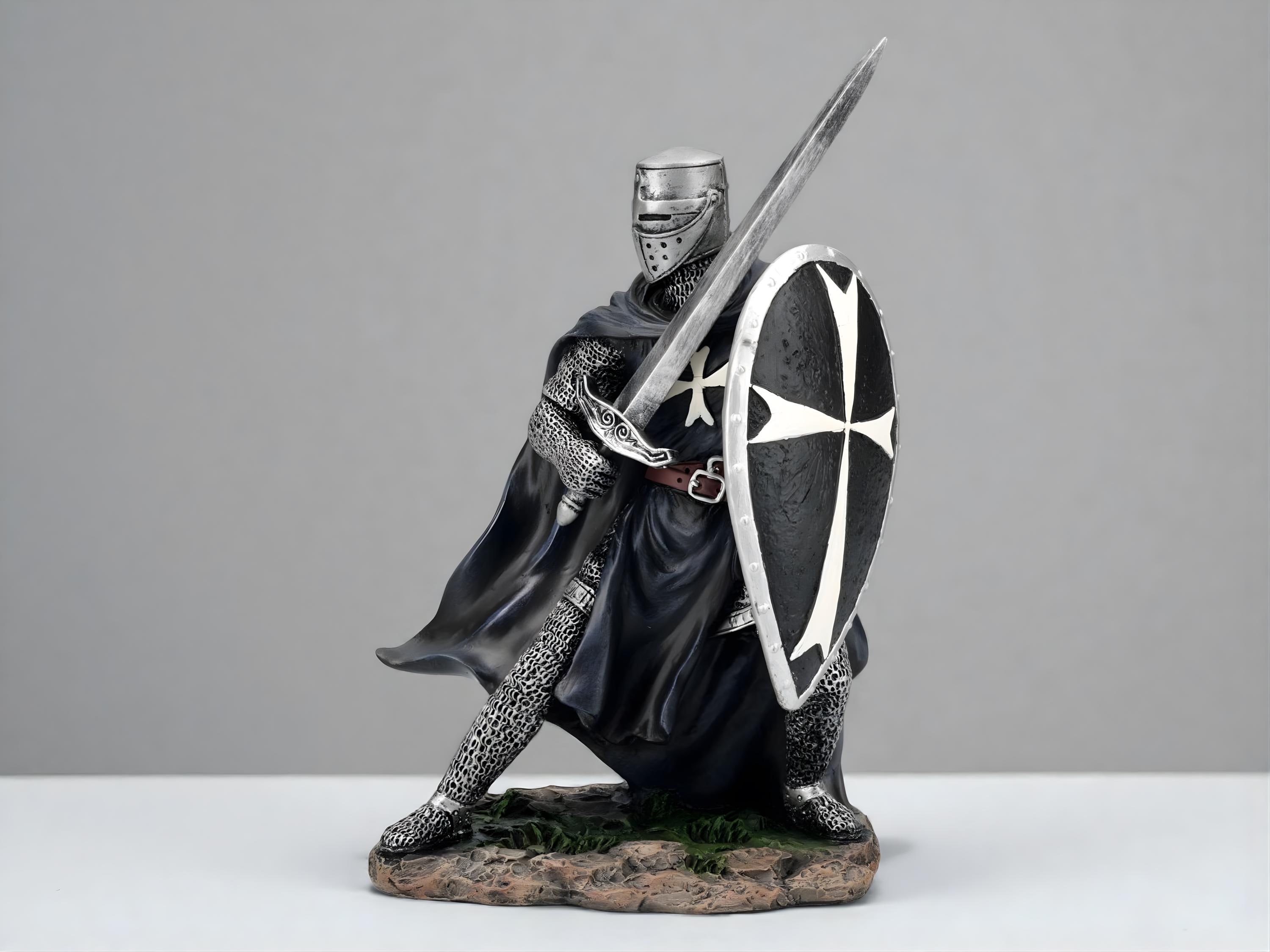 7 / 18cm Templiers Avec Sheild Et Spear Statue