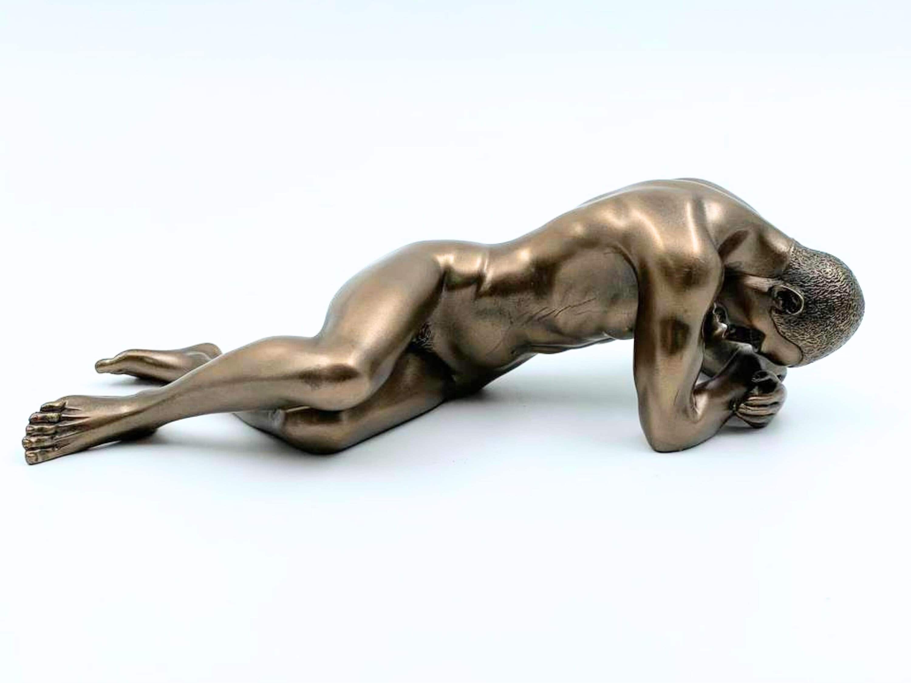 Liggend standbeeld naakte man, naakte mannelijke sculptuur, elegant huisdecor, kunstwerk, klassiek ontwerp, uniek cadeau-idee