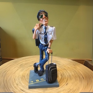 Fluglotse Figur. Detailreiches Flugzeug Dekor. Perfektes Geschenk für Piloten & Luftfahrt-Enthusiasten