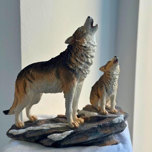 Wolf Howling Statue with Cub: Nature Inspired Resin Figurine