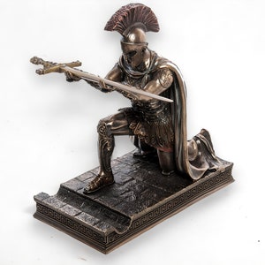 18,5 cm römischer Zenturio Offizier Soldat kniend mit Speer Statue Bronze-Finish, römischer Kommandant kniend Stifthalter mit Brieföffner