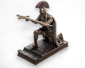 Estátua de centurião romano, oficial ajoelhado com lança