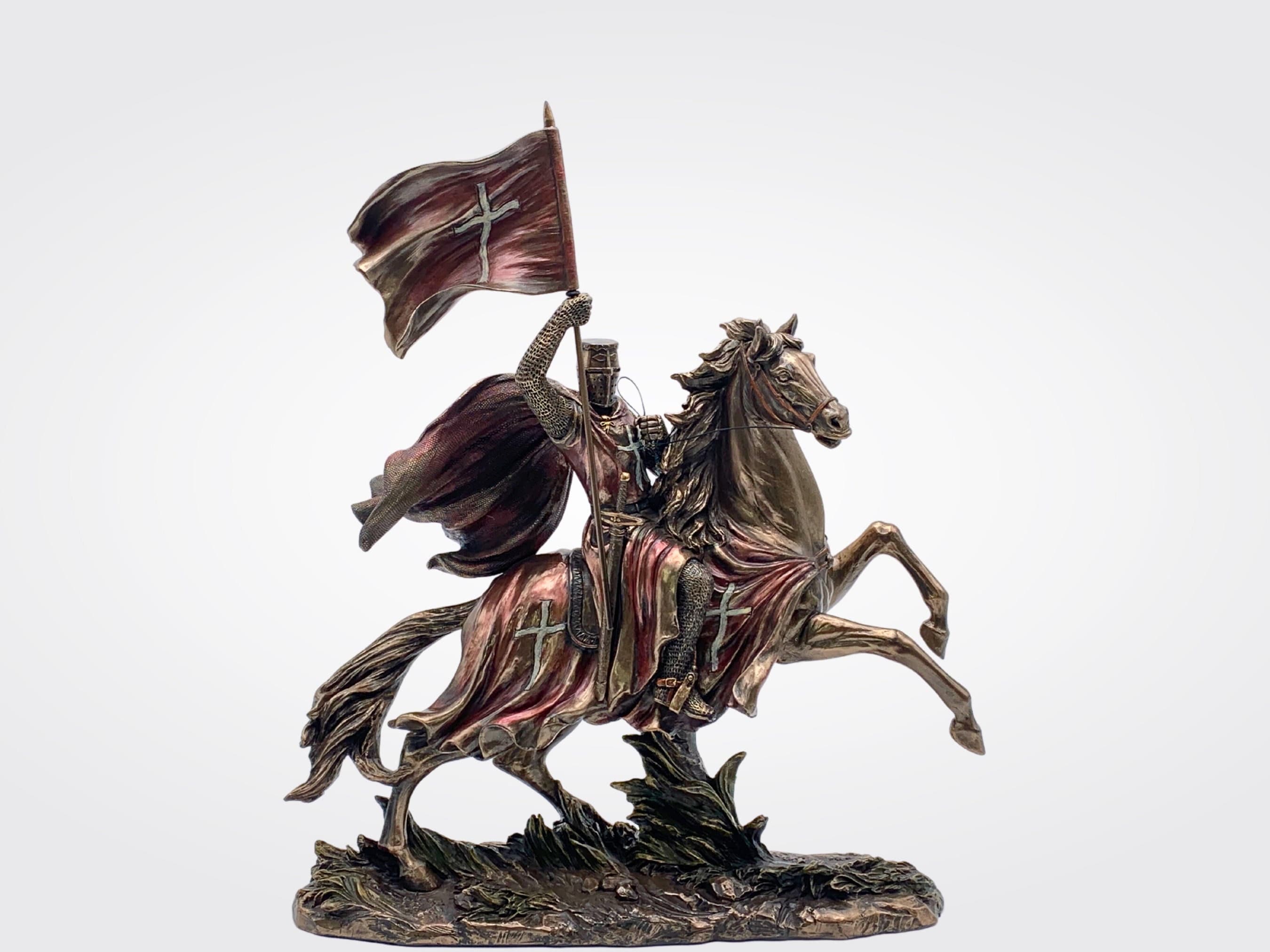 Estatua de caballero cruzado. Figura de caballero medieval.