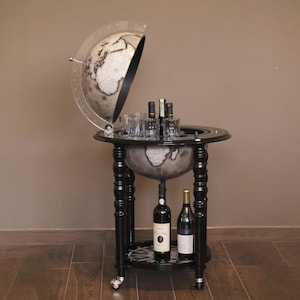 Luxe barwagen met wereldbol, vintage minibarkast voor drankjes, elegant interieur