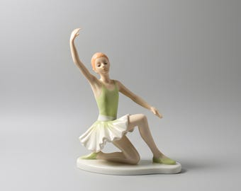 Porcelain Ballerina Figurine – Elegant Ballet Dancer Statue – Ballet Girl Home Decor – Collectible Ceramic Sculpture