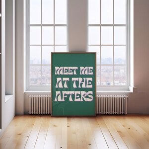Peut inclure: Une affiche verte avec du texte blanc qui dit "Meet me at the afters" dans un style de police rétro.