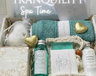 以下が含まれることがあります： 「Tranquility Spa Time」の文字が上部に書かれたスパギフトセット。セットには、ターコイズのウォッシュクロス、バス製品、石鹸バー、そして「Specially For You」の文字が入った箱が含まれています。金色のハート型のチョコレートも含まれています。