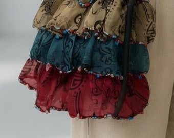 Bolso de mano vintage Mary Frances Flilty Flowy Boho con volantes – Correa de terciopelo con capas multicolores de cuentas – Bolso de estilo hippie bohemio chic