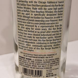 K&ouml;nnte beinhalten: Transparente Glasflasche mit einem Etikett mit dem Text "RYE RECIPE" und detaillierten Informationen &uuml;ber den Bourbon Whiskey. Das Etikett enth&auml;lt Text &uuml;ber den Chicago Rabbinical Council und die Buffalo Trace Distillery.