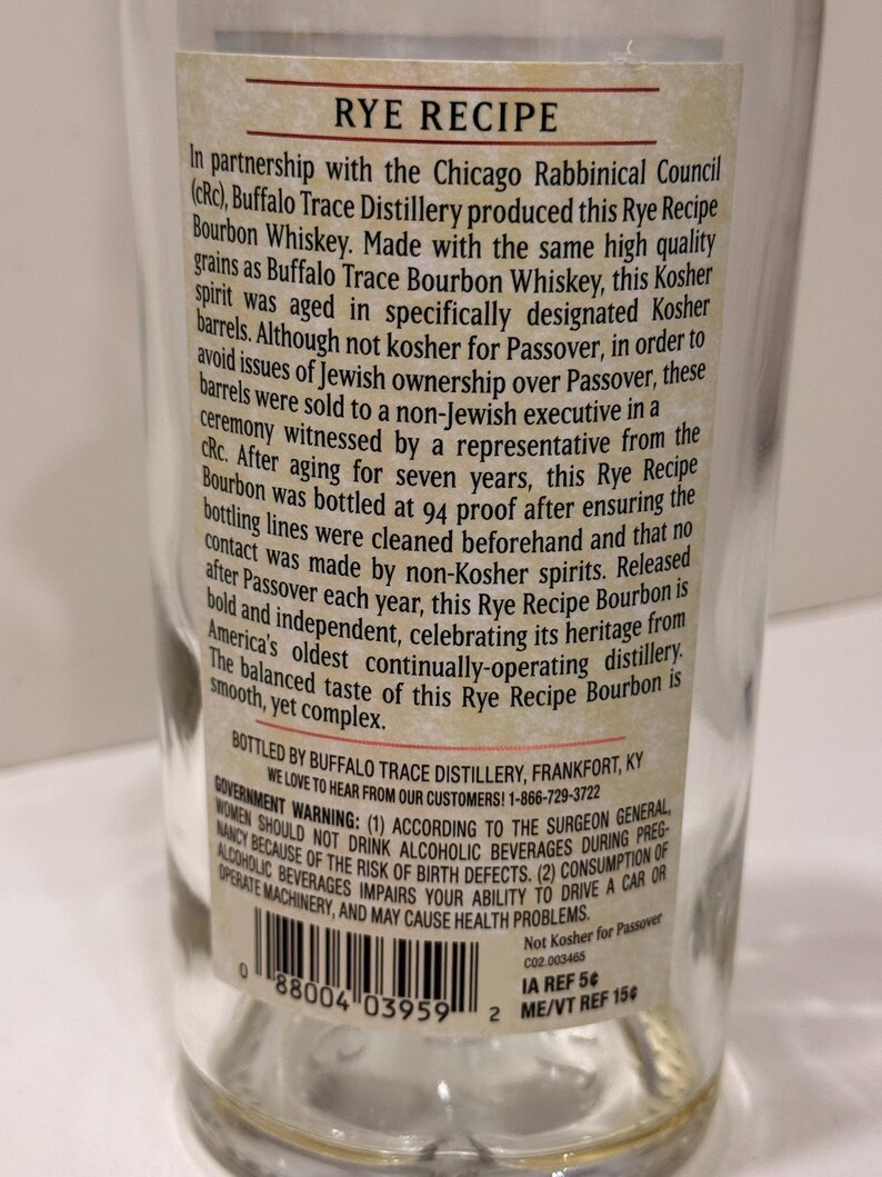 K&ouml;nnte beinhalten: Transparente Glasflasche mit einem Etikett mit dem Text "RYE RECIPE" und detaillierten Informationen &uuml;ber den Bourbon Whiskey. Das Etikett enth&auml;lt Text &uuml;ber den Chicago Rabbinical Council und die Buffalo Trace Distillery.