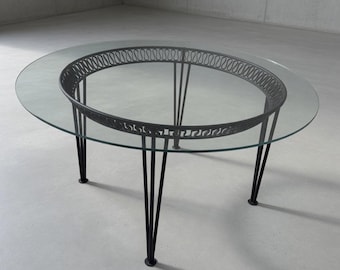 Mesa redonda vintage de hierro forjado, poco común, con tablero de cristal de 137 cm (54 pulgadas), diseñada por Maurizio Tempestini para John Salterini “Ribbon” / Estilo moderno de mediados de siglo.