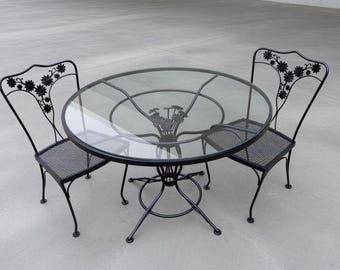 Juego de comedor de exterior Woodard Briarwood Daisy de hierro forjado, auténtico y de época, de 3 piezas: 2 sillas y mesa redonda con tablero de cristal / Recién restaurado