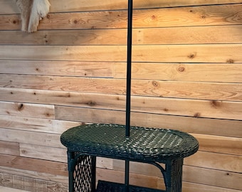 Lámpara de pie vintage de mimbre con mesita auxiliar y revistero / Lámpara de ratán verde oscuro estilo boho / Pieza rara