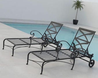 Vintage Pair of Cast Aluminum Lounge Chairs/Classics Lounger Patio Furniture/set of 2 Chaises  /  Hollywood Regancy style /Made in Mexico