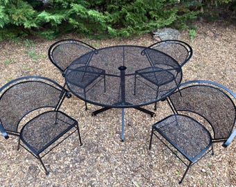 Conjunto de comedor de exterior de hierro forjado Woodard vintage: 4 sillas tipo barril y mesa redonda con tablero de malla / Conjunto de 5 piezas estilo mediados de siglo