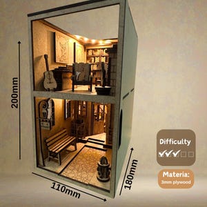 Peut inclure: Mod&egrave;le de maison de poup&eacute;e en bois &agrave; deux &eacute;tages sur le th&egrave;me d'une librairie. La maison de poup&eacute;e mesure 200 mm de haut, 110 mm de large et 180 mm de profondeur. La maison de poup&eacute;e est faite de contreplaqu&eacute; de 3 mm et a un niveau de difficult&eacute; de trois sur cinq.