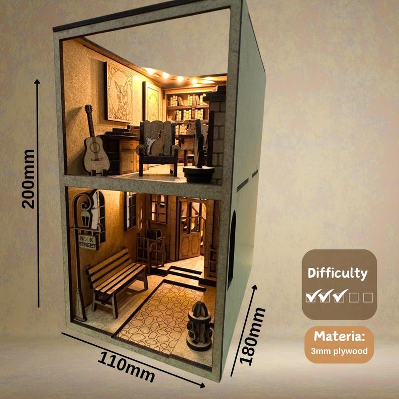 Peut inclure: Mod&egrave;le de maison de poup&eacute;e en bois &agrave; deux &eacute;tages sur le th&egrave;me d'une librairie. La maison de poup&eacute;e mesure 200 mm de haut, 110 mm de large et 180 mm de profondeur. La maison de poup&eacute;e est faite de contreplaqu&eacute; de 3 mm et a un niveau de difficult&eacute; de trois sur cinq.