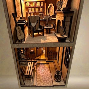 Peut inclure: Mod&egrave;le miniature en bois d'un b&acirc;timent de deux &eacute;tages avec une chemin&eacute;e, des &eacute;tag&egrave;res, une guitare, un banc et une pancarte indiquant "Nook Street".