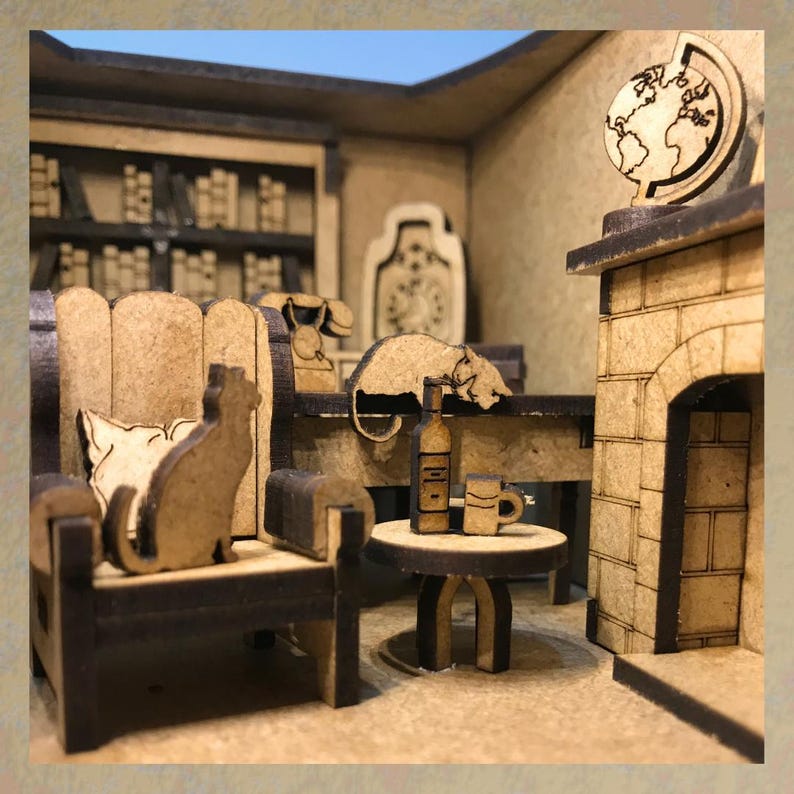 Peut inclure: Mod&egrave;le miniature en bois d'un salon avec une chemin&eacute;e, un globe terrestre, une biblioth&egrave;que, un canap&eacute;, un chat, une table, une bouteille de vin et une tasse.
