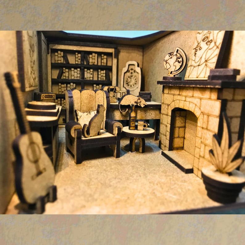Peut inclure: Mod&egrave;le miniature en bois d'un salon avec une chemin&eacute;e, une biblioth&egrave;que, un fauteuil, un chat, un globe terrestre, une guitare et une petite table avec une tasse et une bouteille. Le mod&egrave;le est en bois et peint en brun et blanc.