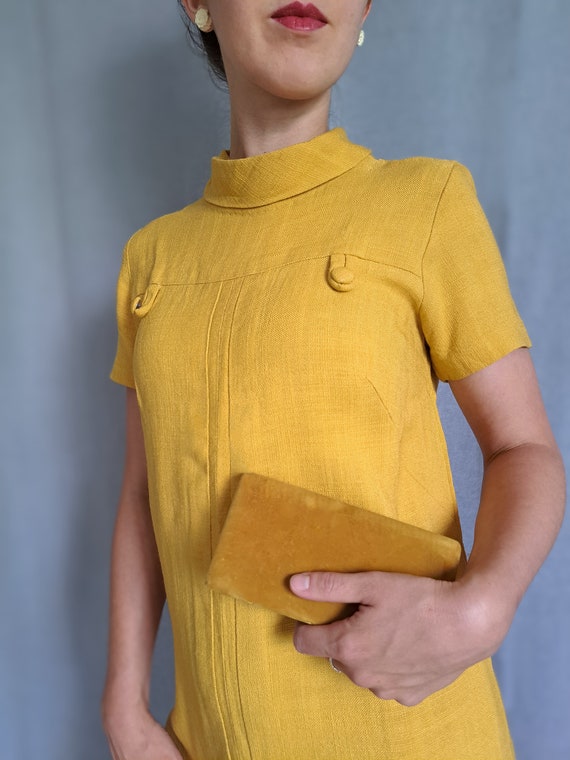 Vintage 60s mod mustard yellow linen feel sheeth … - image 4