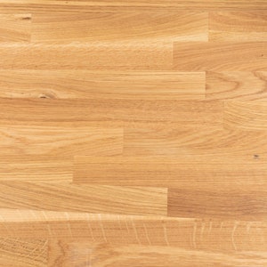 Pu&ograve; includere: Primo piano di una superficie in legno marrone chiaro con una venatura naturale. Il legno &egrave; disposto in un motivo orizzontale con una leggera variazione nella larghezza delle assi.