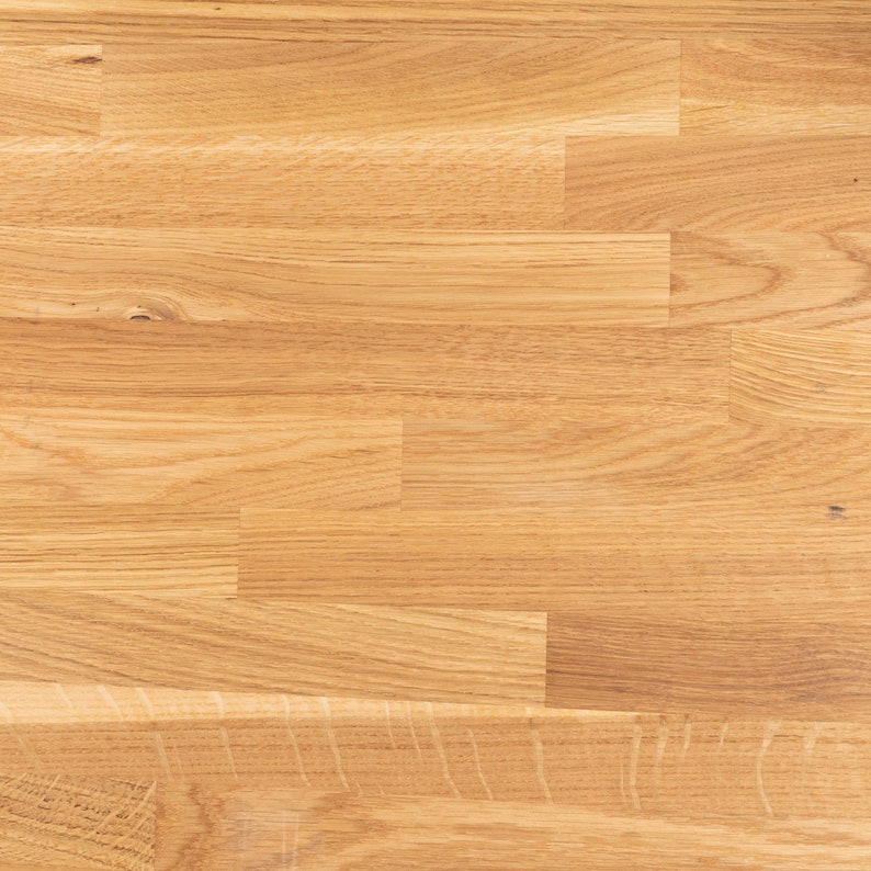 Pu&ograve; includere: Primo piano di una superficie in legno marrone chiaro con una venatura naturale. Il legno &egrave; disposto in un motivo orizzontale con una leggera variazione nella larghezza delle assi.