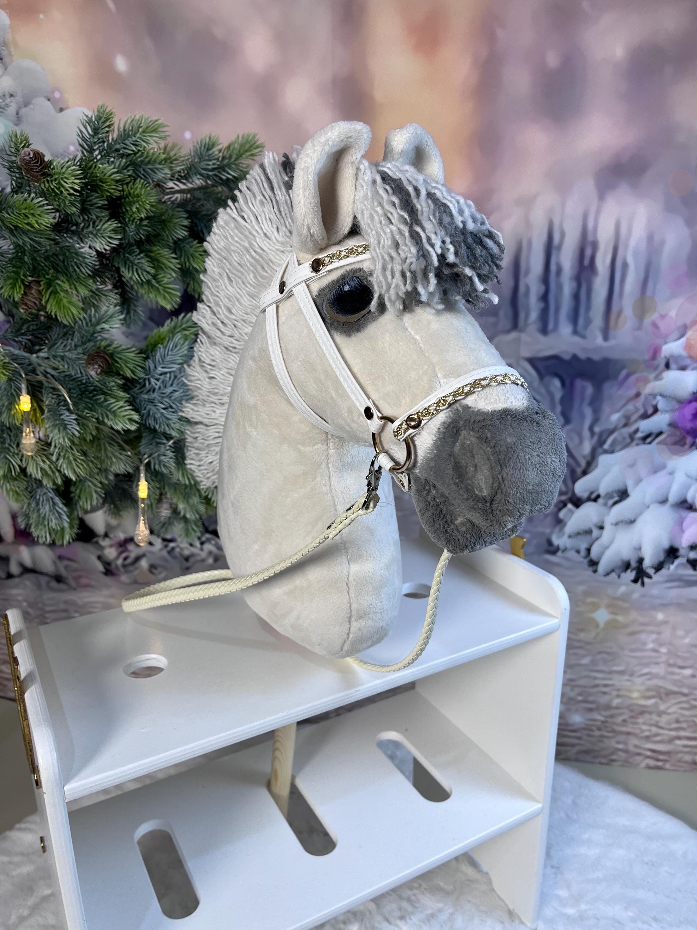 Cheval à Bâton SKIPPI Ambre - Hobbyhorse Réaliste A3 - Licool Et Rênes Inclus - Pour Enfants 3+
