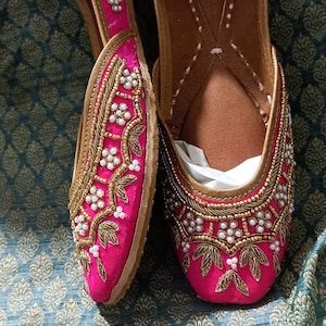 Graceful in Pink: Handmade Leather Woman Punjabi Jutti- Bridal Shoes for Indian Weddings. Explore My Etsy Shop for Elegant Pink Bridal Jutti