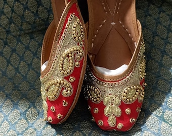Handmade Red Punjabi Jutti - Leather Woman Jutti, Bridal Shoes for Indian Weddings, Dulhan Shoes in Vibrant Red, Gold Accents, Bridal Jutti.