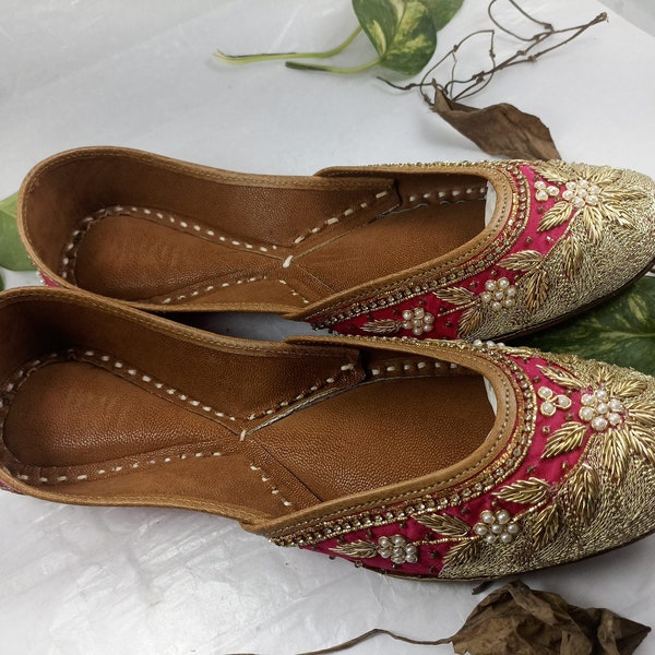 Step into Elegance: Pink Bridal Shoes, Handmade Khussa Shoes, Punjabi Juttis - Embroidered Wedding Ballet Shoes, Indian Flip Flops, Mojari..