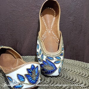 White Wedding Shoes - Women&#39;s Khussa, Ethnic Indian Mojari, Handmade Punjabi Jutti, Golden Bridal Footwear for a Stylish & Traditional Look.