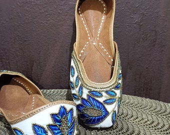 White Wedding Shoes - Women&#39;s Khussa, Ethnic Indian Mojari, Handmade Punjabi Jutti, Golden Bridal Footwear for a Stylish & Traditional Look.