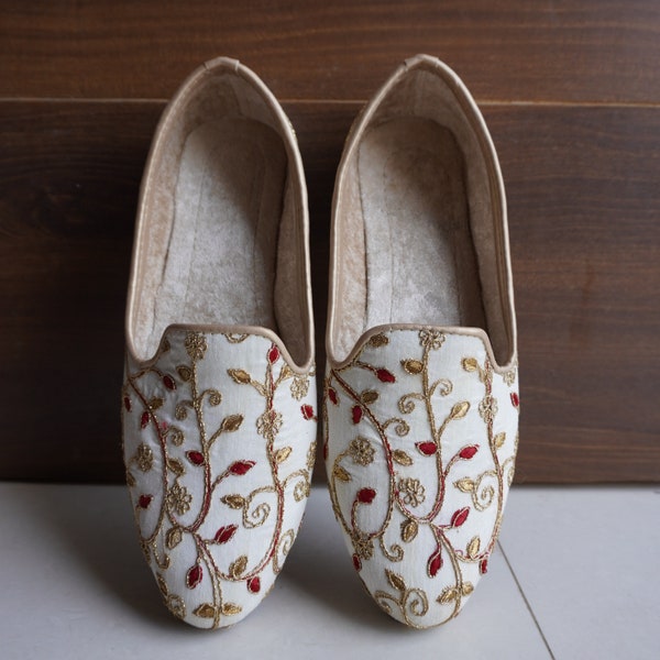 Handmade Silver Antique Wedding Shoes: Ethnic Juti with Red, White Embroidery, Perfect for Formal Wear, Indowestern Sherwani Loafers for Men