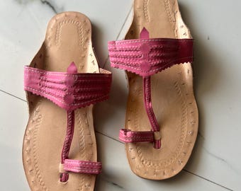 Różowe skórzane damskie sandały Kolhapuri w tradycyjnym indyjskim stylu hippi, z pętelkami na palce, ręcznie robione płaskie buty, wsuwane obuwie w stylu etnicznym boho.