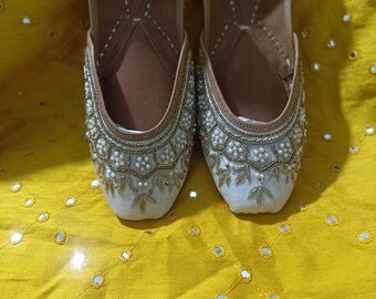 Handgemachte Weiße Leder Punjabi Jutti: Indische Brautschuhe