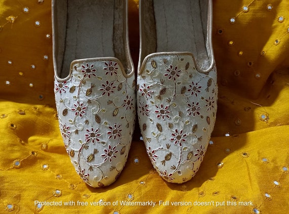 White Floral Embroidered Mojari Shoes for Men, Handmade Indian Jutti Loafers, Gold Red Wedding Footwear, Designer Groom Shoes, Slip-Ons.