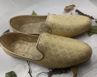 Goldene Hochzeitsschuhe, goldene Herren-Flats, goldene Herren-Hausschuhe, Herren-Juttis, Hochzeitsschuhe für den Bräutigam, handgefertigte Schuhe, indische Schuhe, Freizeitschuhe...