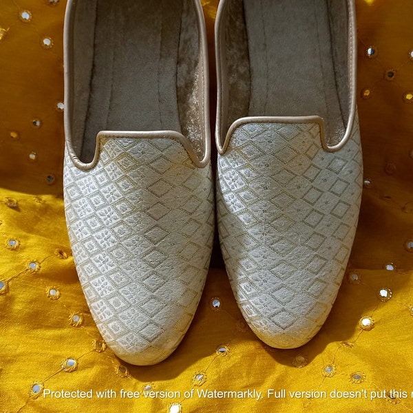 Handmade man wedding shoes,white colour man ethnic jutti,punjabi jutti,ethic shoes,indian wedding shoes,gold colour man jutti,sherwani shoes