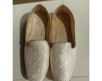Traditional handmade white glitter embroidered jutti for men - perfect for Indian weddings, ethnic occasions, and stylish sherwani attire...