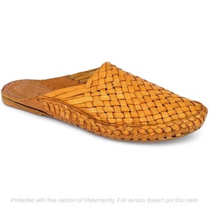 Estilo único: Mules, mocasines y zapatos indios de cuero tejido para hombre: pantuflas casuales en marrón claro con detalles de sobresaliente y diseño entrecruzado.