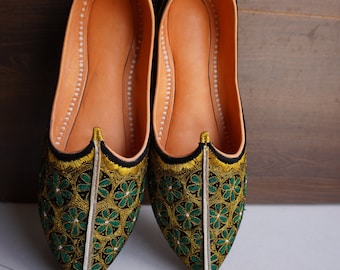 Regal Rajasthani Charm: Handcrafted Camel Leather Punjabi Jutti - Green & Gold with Black Accents, Wedding Footwear, Durable Genuine Leather