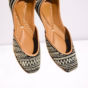 Black Woman Khussa Mojaris-Punjabi Jutti, Handmade Leather Ethnic Shoes, Casual Black Indian Footwear for Stylish Comfortable Everyday Wear.