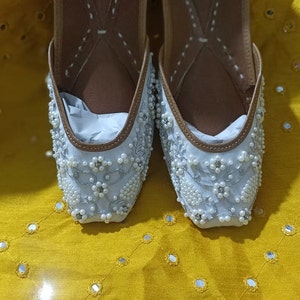 Witte trouwschoenen-khussa, mojaris, juttis, etnische Indiase schoenen, bruidsschoenen met kralen, wit leer geborduurde trouwschoenen elegantie..