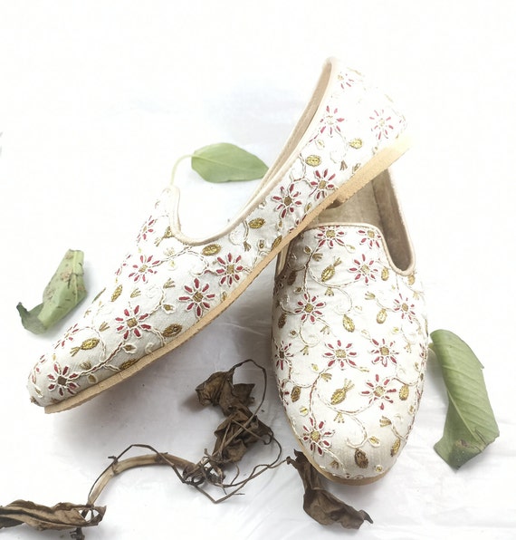 White Floral Embroidered Mojari Shoes for Men, Handmade  display picture 1