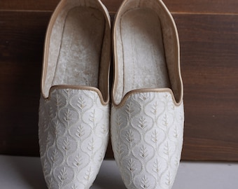 Witte schoenen voor mannen - Punjabi Jutti, trouwschoenen voor bruidegom, witte en gouden traditionele handgemaakte Khussa, op maat gemaakte Indiase en Pakistaanse Khussa