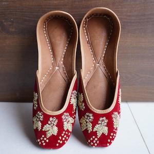 Nawabi Crimson - Red Base, bridesmaid Embellished Ballet Flats, Red Wedding Khussa, Juti, Slip-ons, Brautschuhe Flach, bridal jutti footwear
