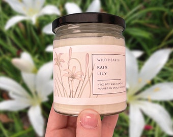 Rain Lily Scented Soy Wax Candle - scent: green leaves, lily, moss